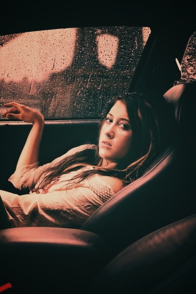 Девушка в автомобиле обои