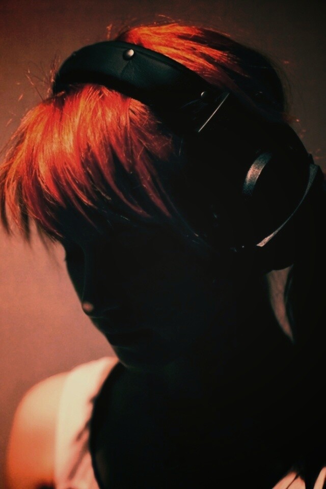 Рыжая в наушниках обои