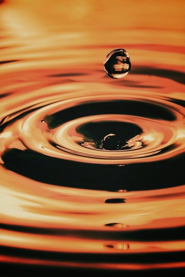 Капля падает в воду обои