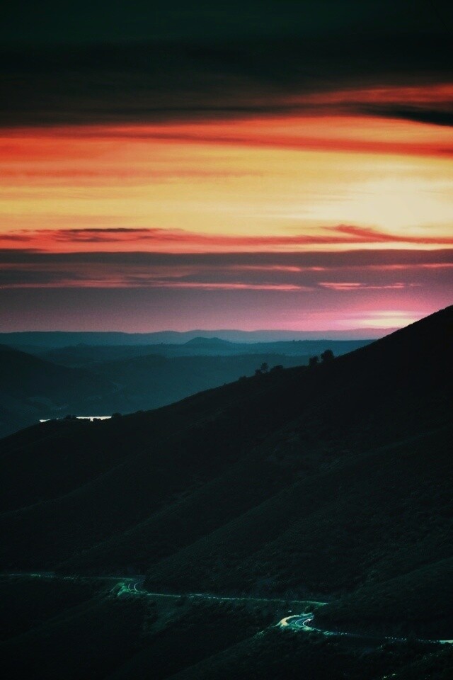 Закат на склонах гор обои