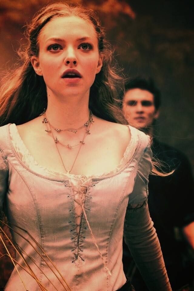 Аманда Сейфрид в Красной Шапочке обои