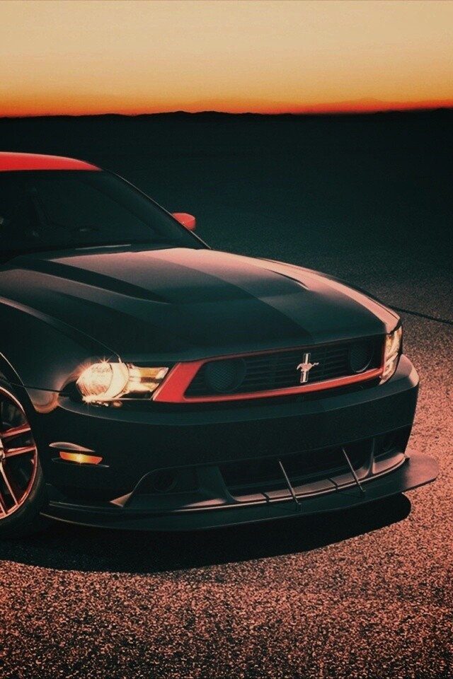 Черный Форд Мустанг с красными полосами обои