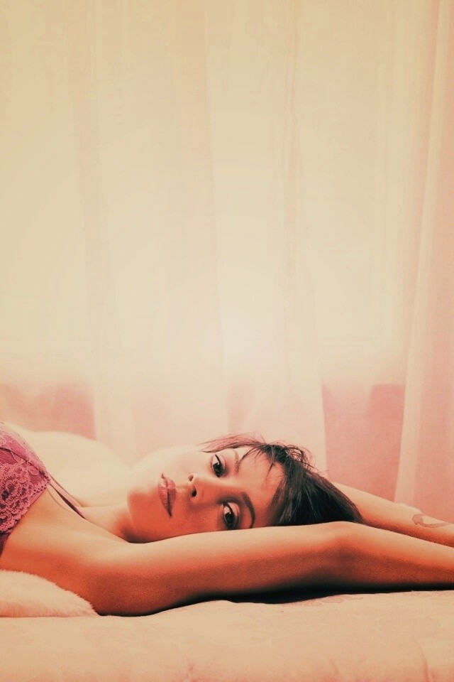 Алиса Милано на кровати обои