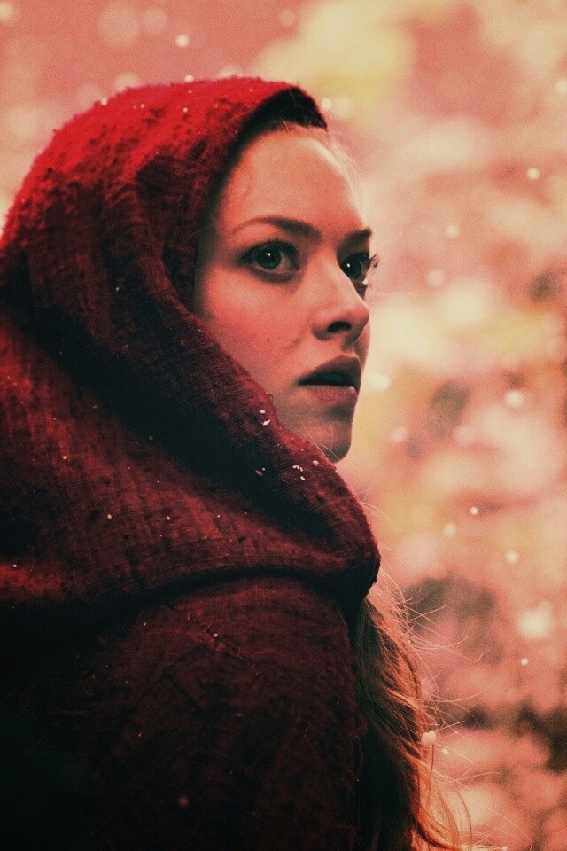 Amanda Seyfried in Red Riding Hood обои