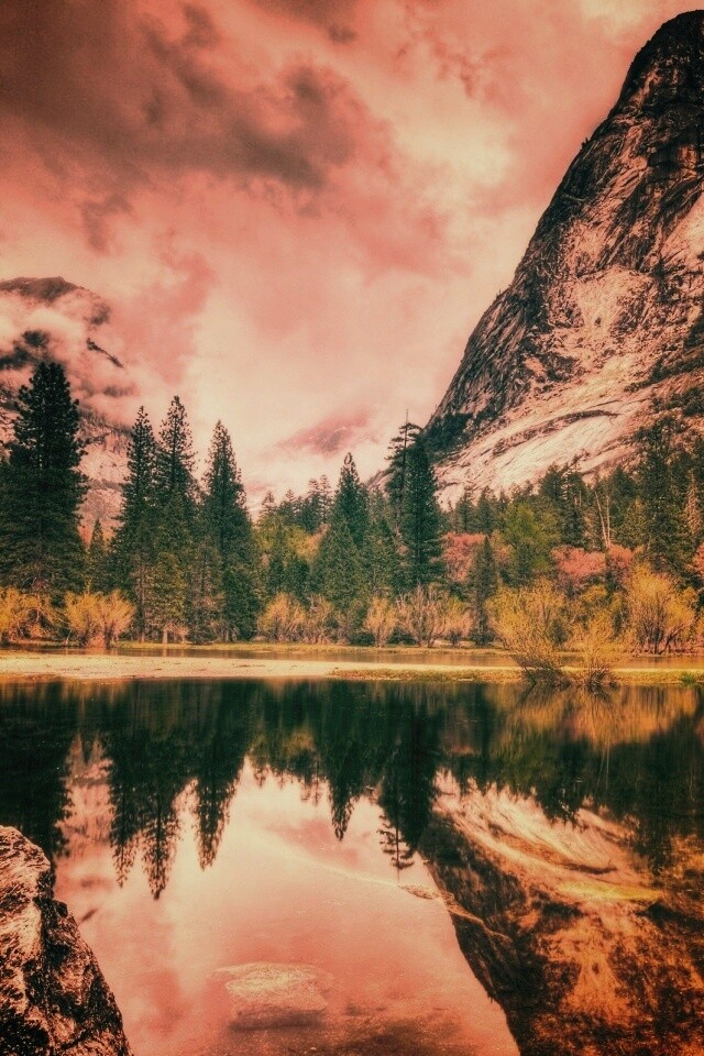 Красивый вид на маленькое горное озеро обои