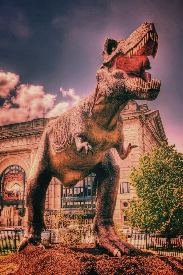 Скульптура динозавра рядом с музеем рептилий обои