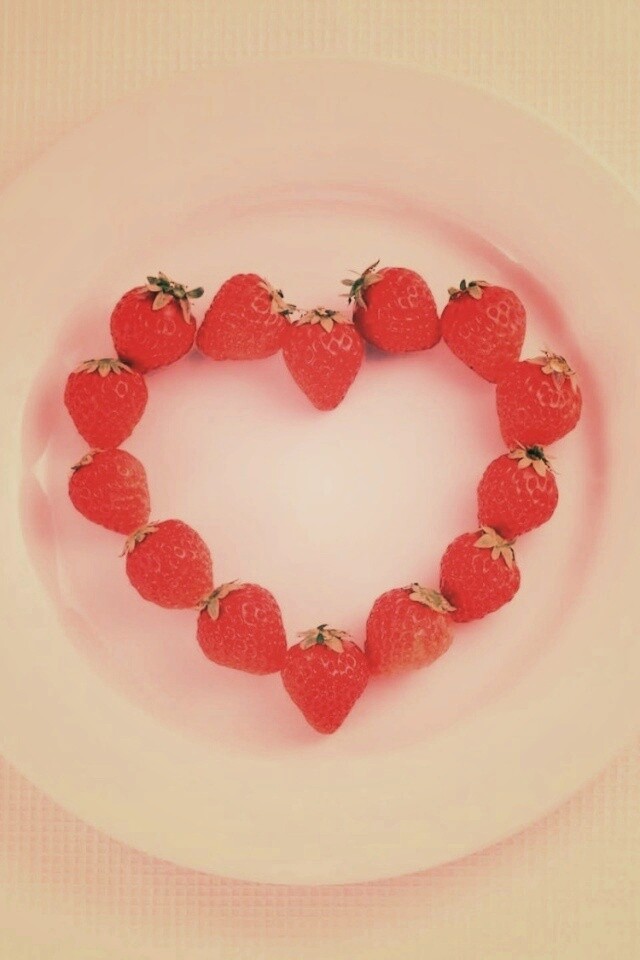 Тарелка с сердечком из клубники обои
