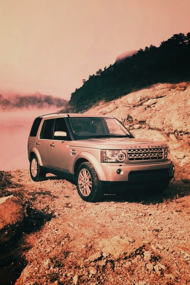 Range rover в горах у реки обои