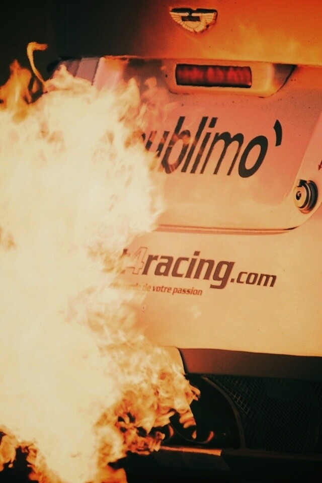 Огонь из выхлопной трубы гоночного Aston Martin обои
