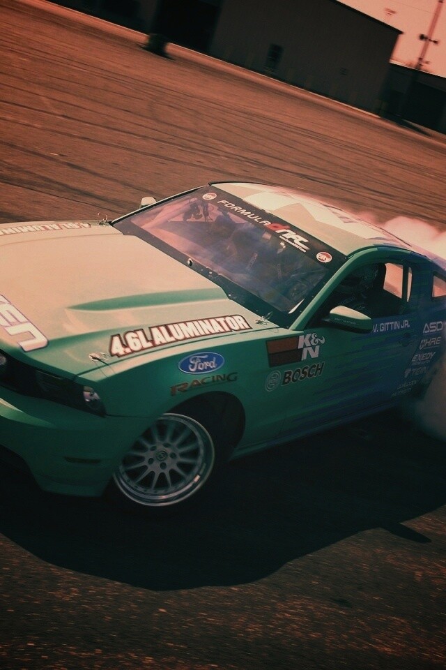 Мустанг дрифтует обои