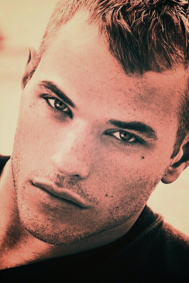 Келлан Латс обои