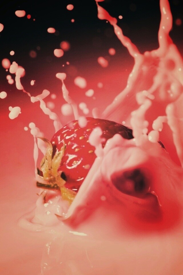 Сочная клубника с молоком обои