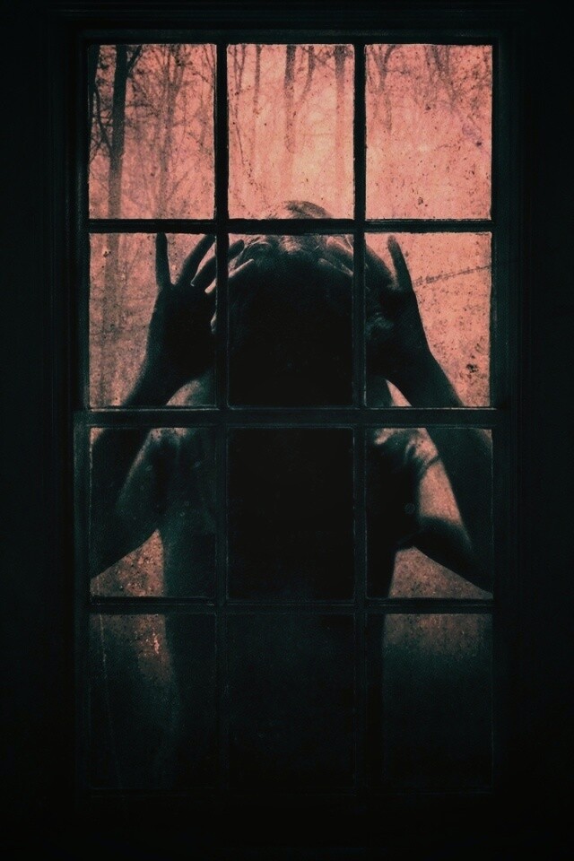 Страшная девоча в окне обои