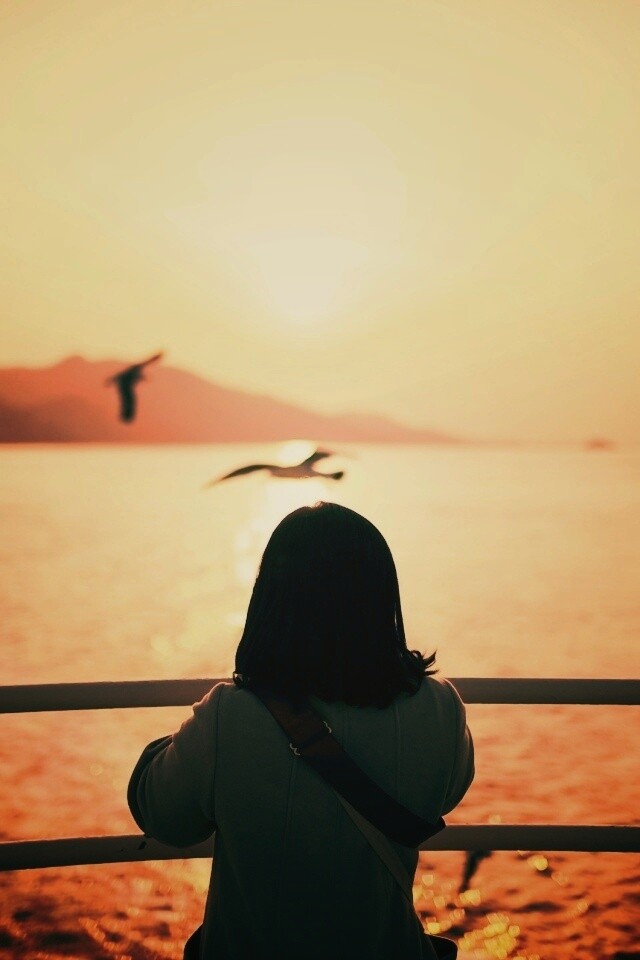 Девочка глядит на озеро обои