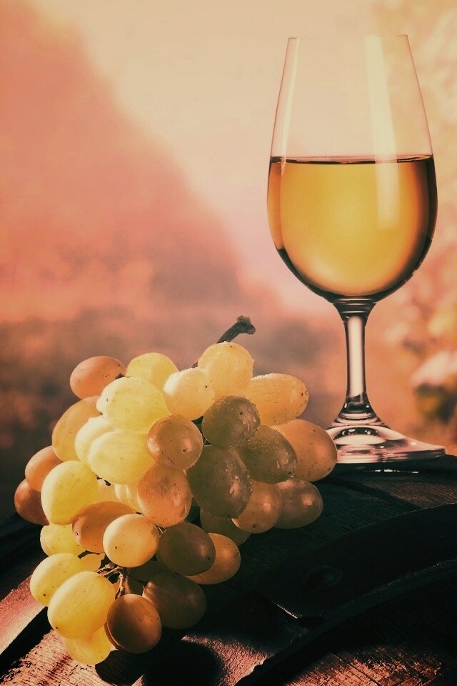 Винная бочка и бокал с белым вином обои