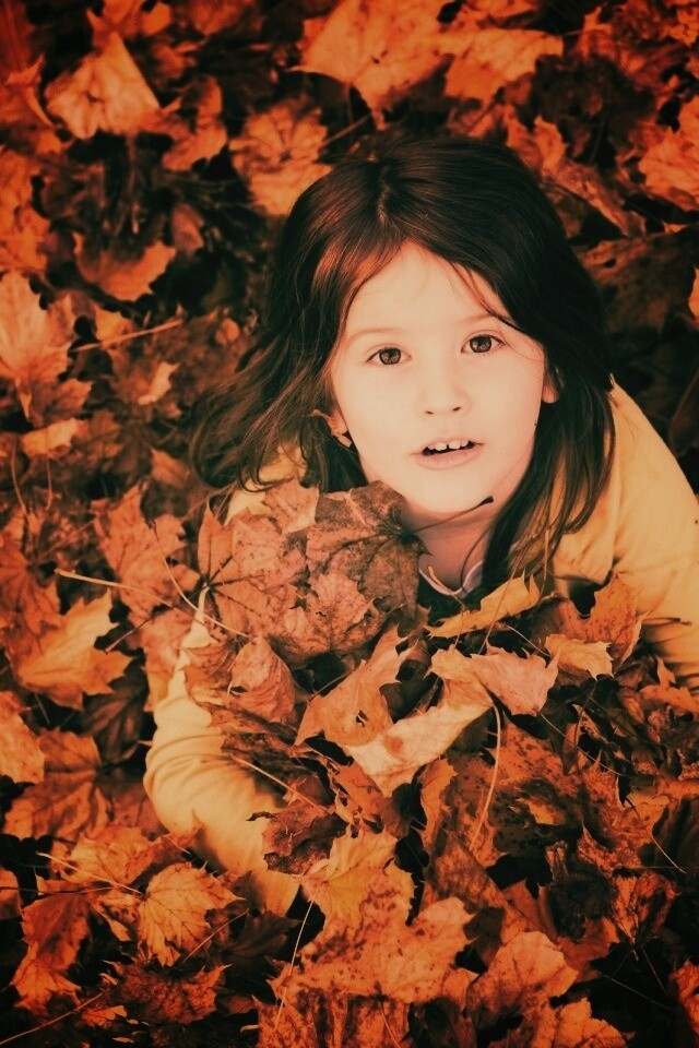 Девочка и осень обои