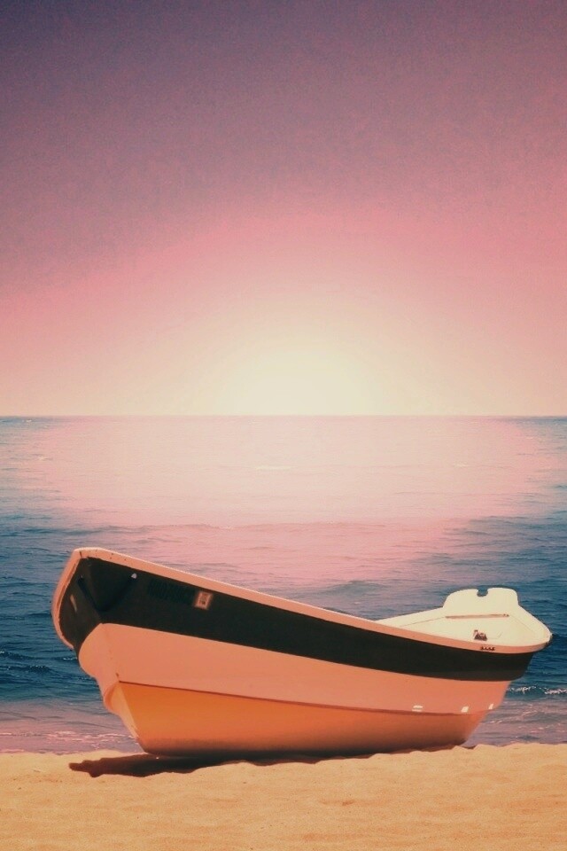 Лодка на пляже обои