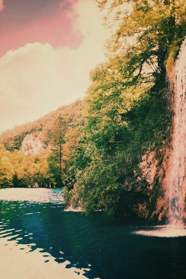 Водопад у реки обои