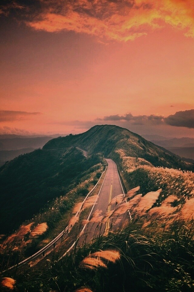 Дорога вдоль вершины холма обои