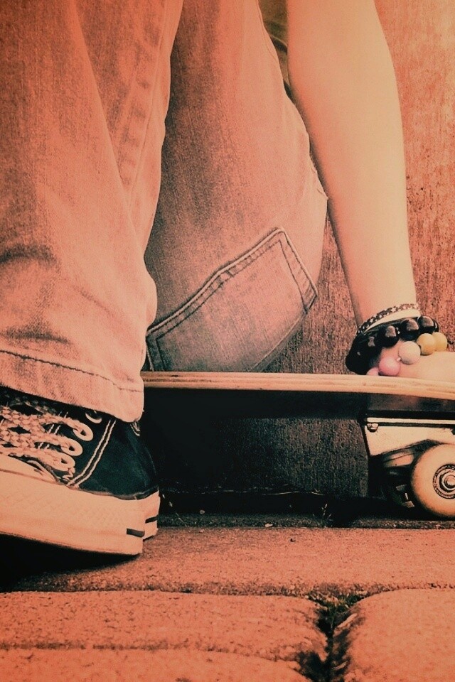 Девушка сидящая на скейте обои