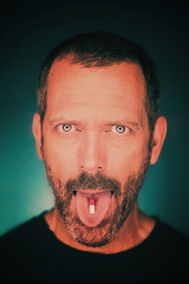 Доктор Хаус с таблеткой на языке обои