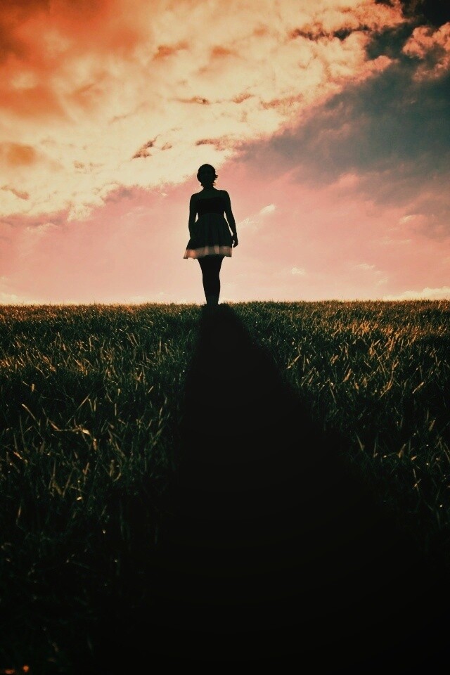 Силуэт девочки на поле обои