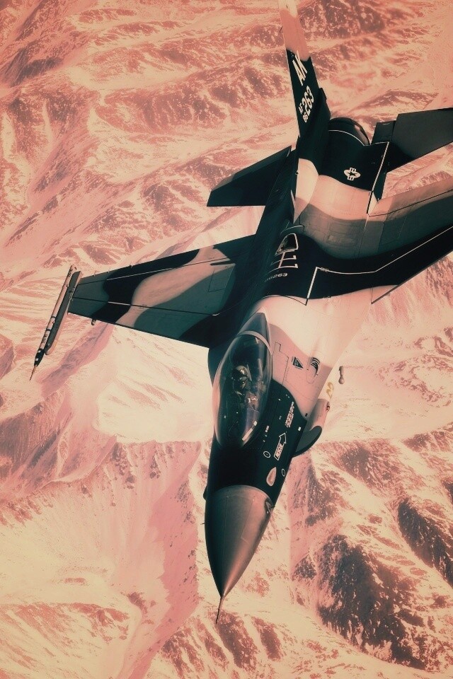 Истребитель над снежными пиками гор обои