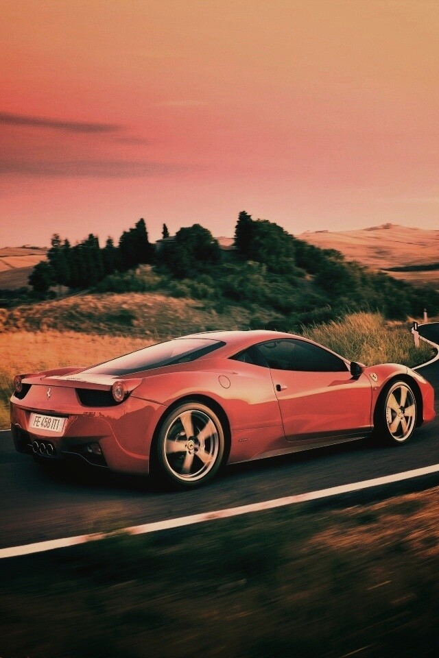 Красная феррари на извилистой дороге обои