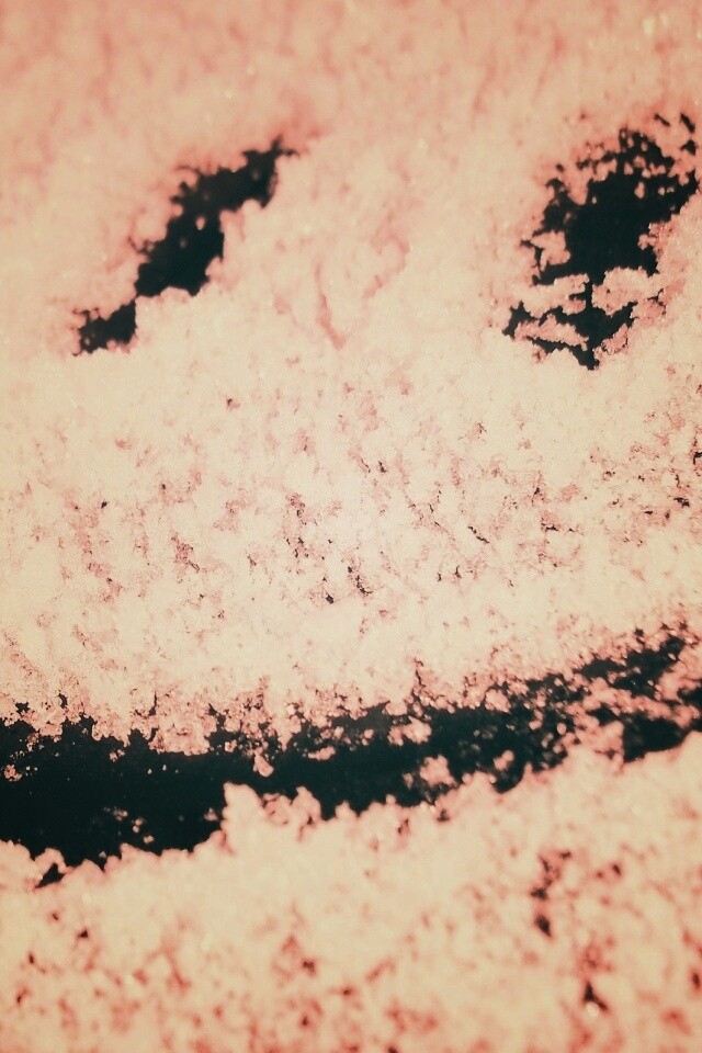 Смайлик на заснеженном стекле обои