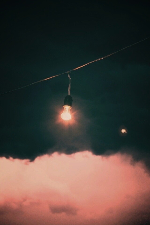 Лампочка на фоне туч обои