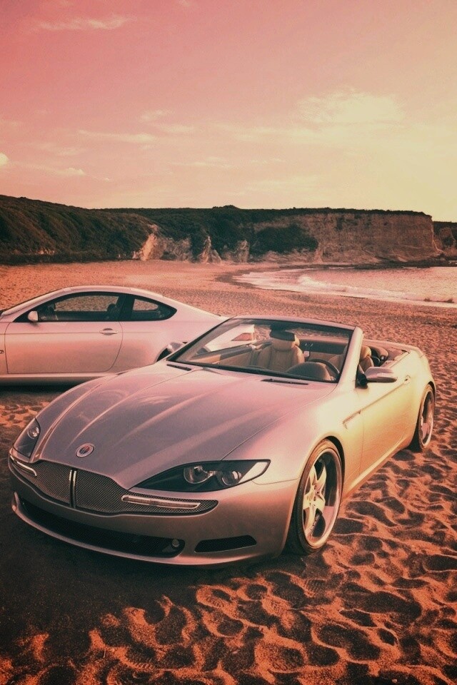 Два спорткара на берегу моря обои