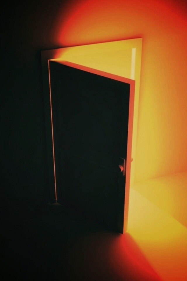 Свет из-за открытой двери обои