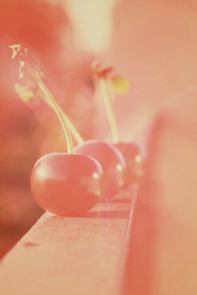 Вишенки на перилах обои