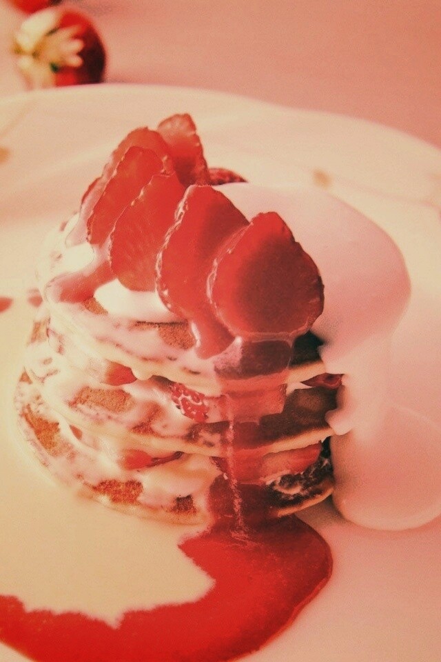 Блинчики с клубникой обои