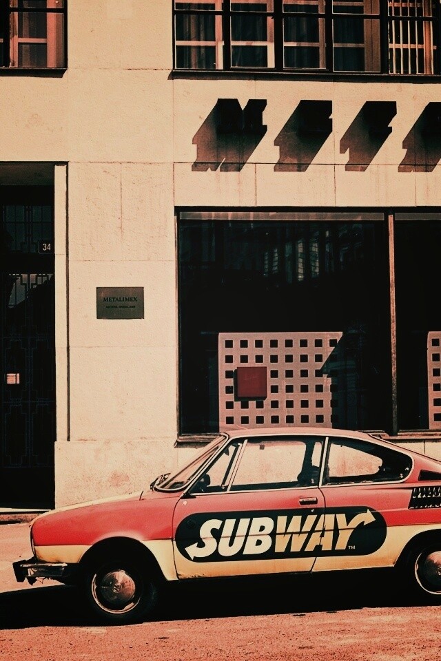 Реклама Subway на машине в Праге обои