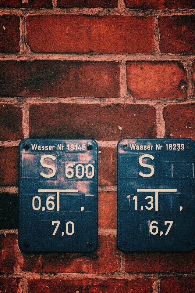 Стена с обозначениями обои