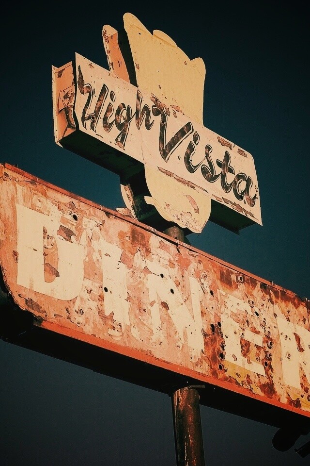 Вывеска заброшенного ресторанчика обои