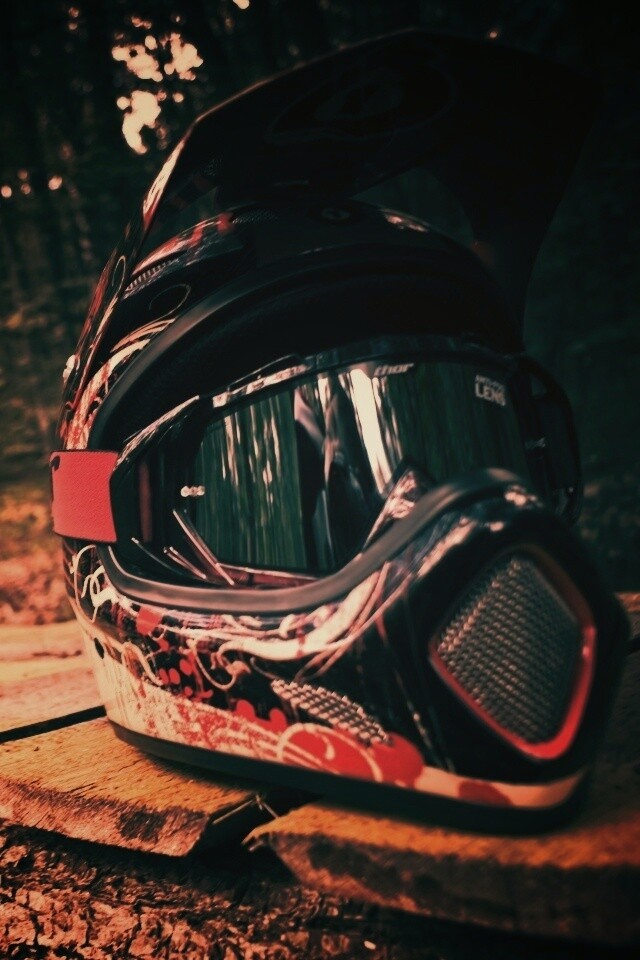 Шлем на лесной велотрассе обои