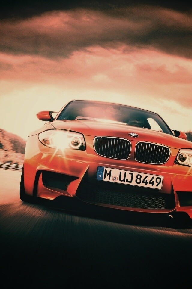 Оранжевый BMW M1 Coupe на треке обои