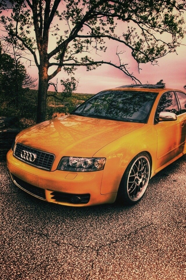 Желтый Ауди на дороге обои