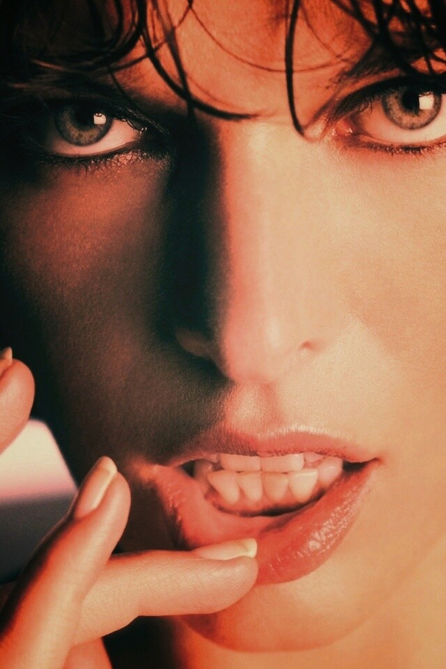 Мила Йововчи крупным планом обои