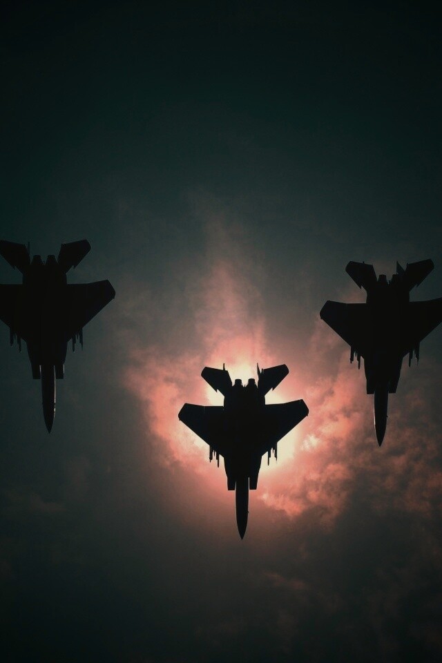 Ряд истрибителей на фоне солнца обои