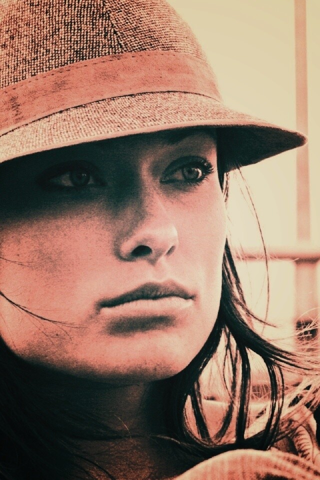 Оливия Уайлд в шикарной шляпе обои