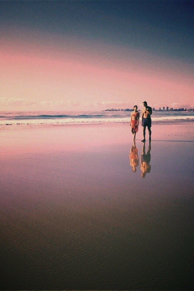 Прогулка у моря обои