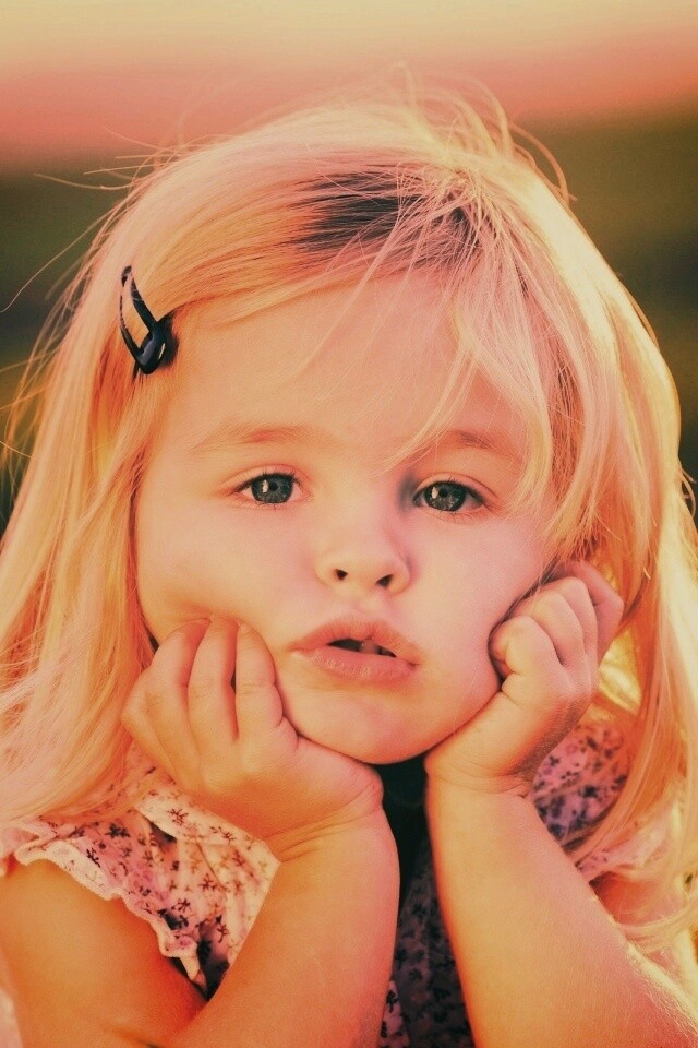 Малышка грустит обои