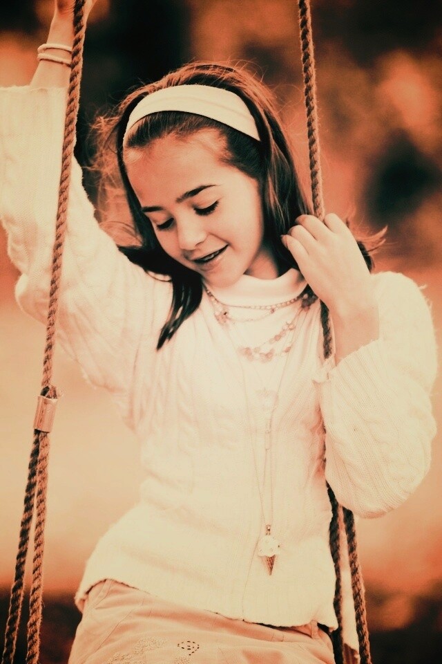 Девочка на качелях обои