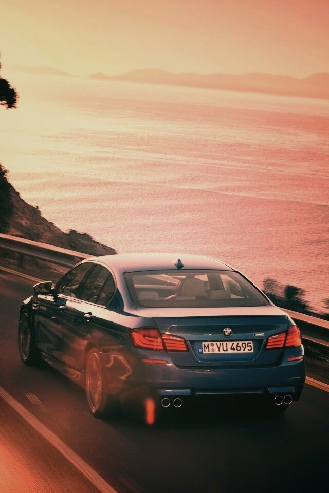 BMW F10 на горной дороге  обои