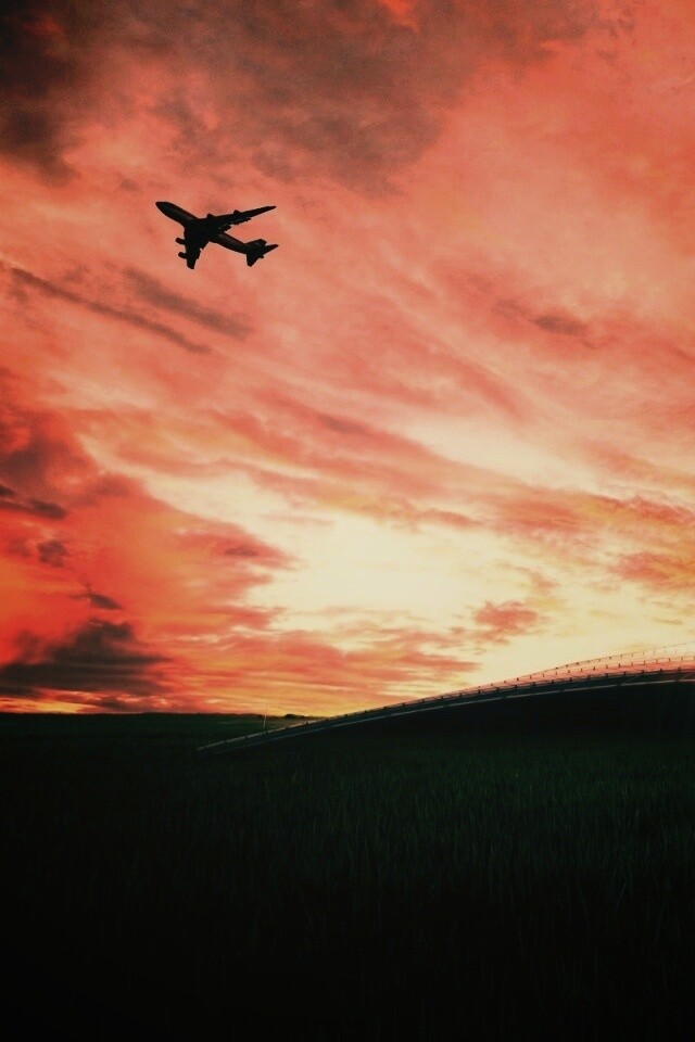 Самолет в закатном небе обои