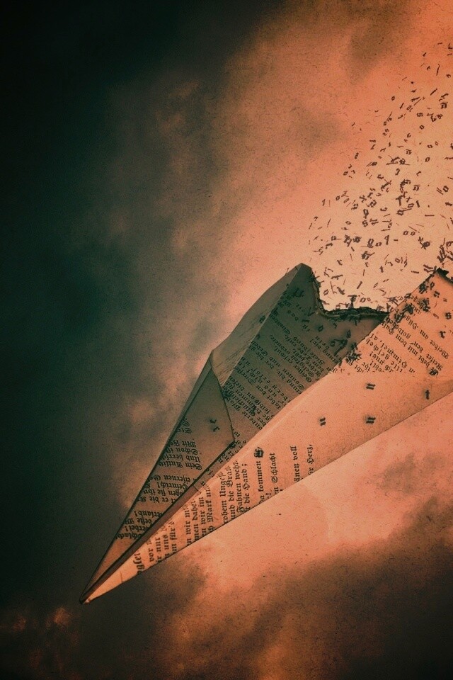 Крушение бумажного самолётика обои