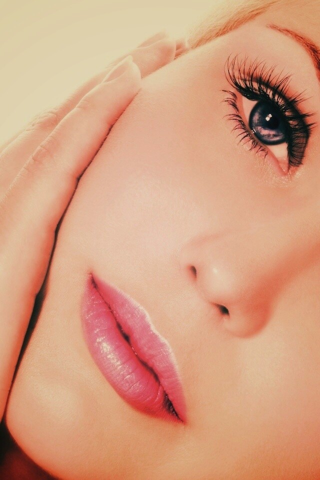 Взгляд из под ресниц обои